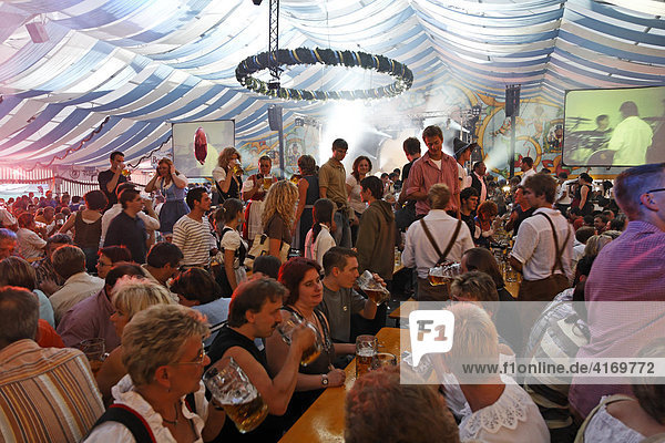 Bierzelt auf Gaeubodenvolksfest (Gaeubodenfest) in Straubing  Gaeuboden  Niederbayern  Deutschland