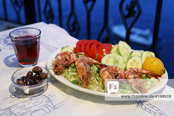 Krabben auf Salat  Oliven und Rotwein  Kreta  Griechenland