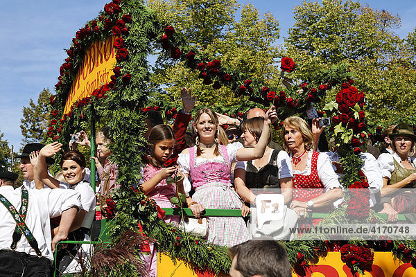 Wiesn-Einzug der Festwirte und Brauereien  Gespann Hippodrom  Oktoberfest München  Bayern