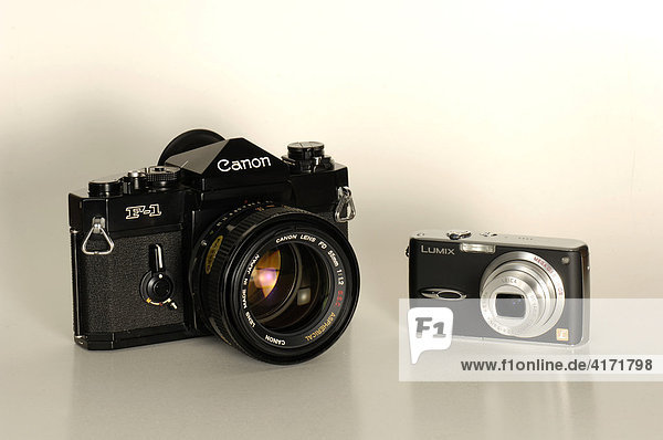 Analoge Spiegelreflexkamera Canon F-1 der 70er Jahre und aktuelle Digitalkamera von vorne