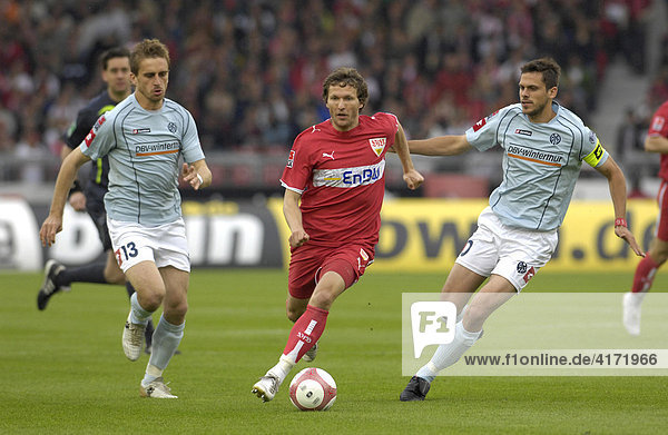 Zweikampf Milorad PEKOVIC (links) und Manuel FRIEDRICH (rechts) FSV Mainz 05 gegen Benny Lauth VfB Stuttgart (Mitte)