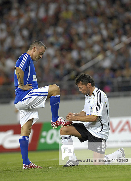 Lothar MATTHÄUS GER poliert Eros RAMAZZOTTI ITA die Schuhe Jubiläumsspiel 25 Jahre WM-Finale Deutschland - Italien (4:4)