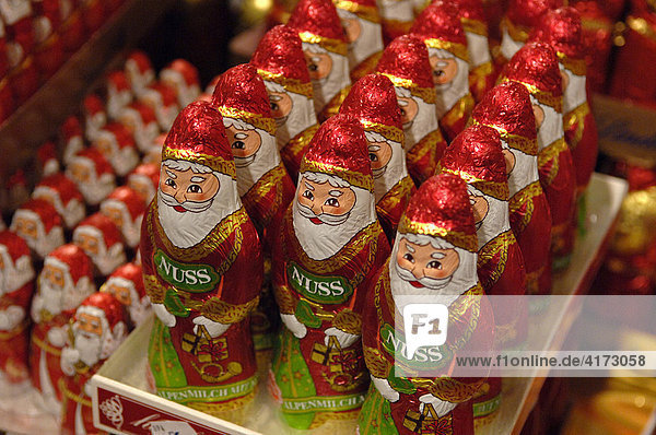 Schokoladenweihnachtsmänner in Reih und Glied  Süßigkeiten