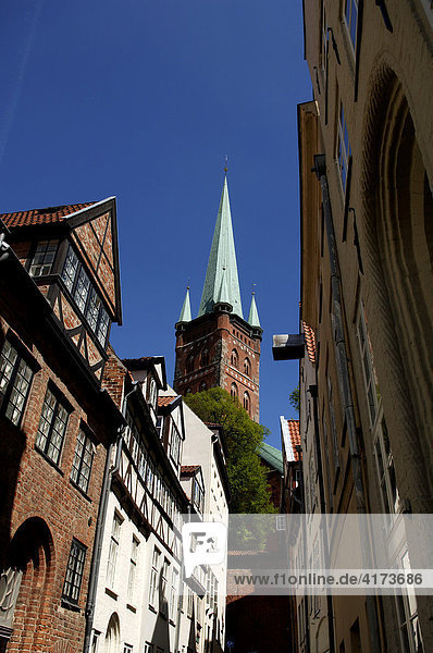 Blick aus einer Gasse auf St. Petri  Lübeck  Schleswig-Holstein  Deutschland  Europa