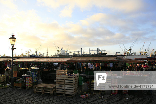 Marktstand auf dem Hamburger Fischmarkt am morgen  Altona  Hamburg  Deutschland