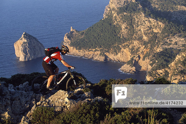 Mountainbiker  Cap Formentor  Mallorca  Balearen  Spanien