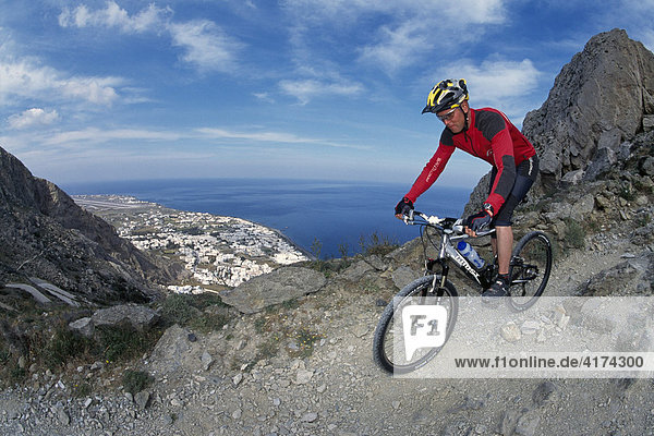 Mountainbiker  Kamari  Santorin  Kykladen  Griechenland