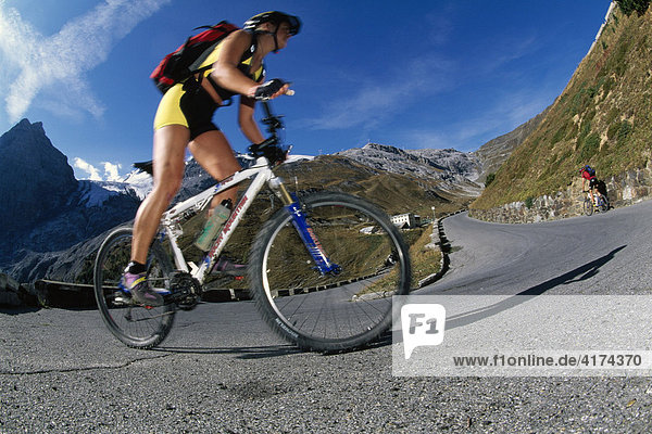 Mountainbiker  Stilfser Joch  Südtirol  Italien