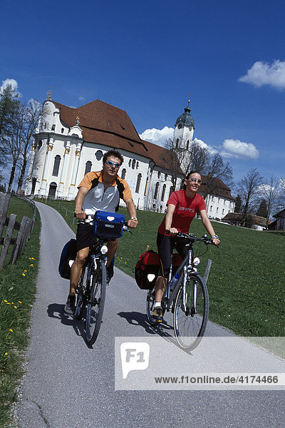 Zwei Radfahrer vor der Wieskirche  König Ludwig-Tour  Allgäu  Bayern  Deutschland