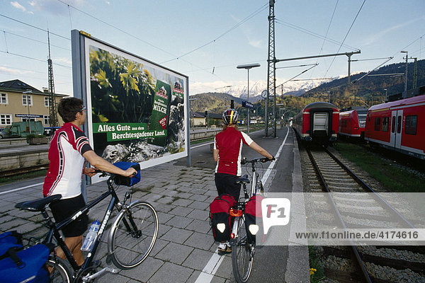 Radfahrer warten auf den Zug in Garmisch-Partenkirchen  Bayern  Deutschland