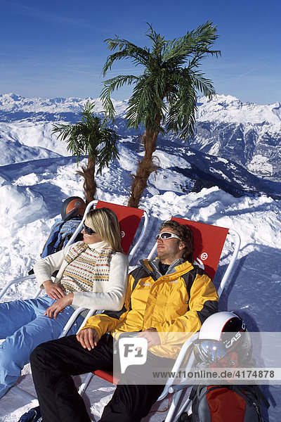 Sonnen auf dem Berggipfel vor Palmen im Winter  Alpen  Schweiz