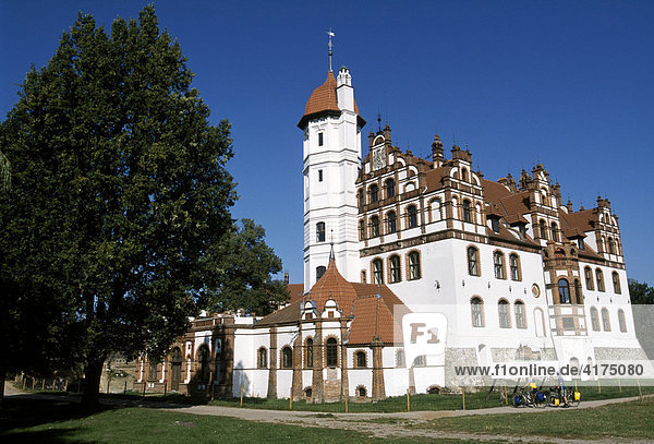 Radfahrer  Schloss Basedow  Mecklenburg-Vorpommern  Deutschland