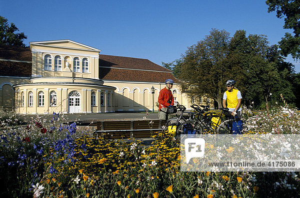 Radfahrer  Orangerie  Neustrelitz  Mecklenburg-Vorpommern  Deutschland