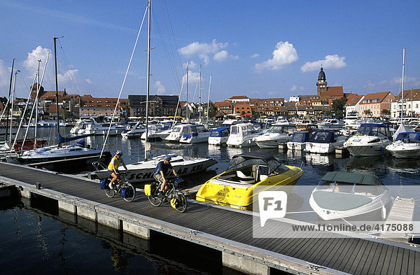 Radfahrer  Hafen  Waren an der Müritz  Mecklenburg-Vorpommern  Deutschland