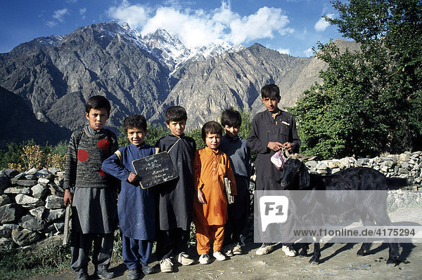 Schulkinder  Karimabad  Karakorum-Highway  Northern Territories  Pakistan  Asien