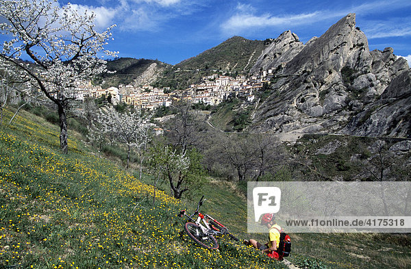 Mountainbiker  Pietrapertosa  Lukanische Dolomiten  Basilikata  Italien