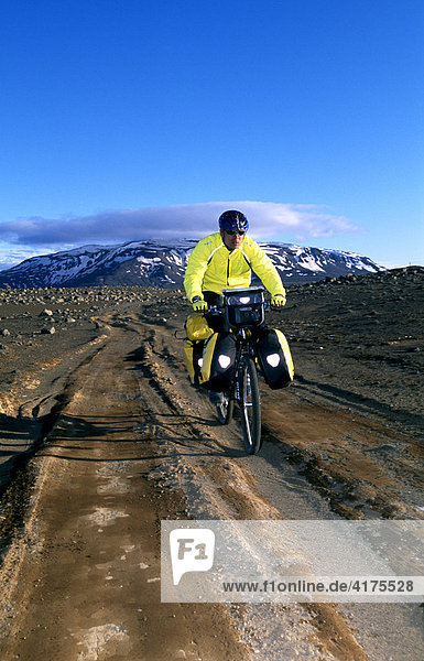 Biker  Langjoekull  Kjoelur pass  Hveravellir  Iceland