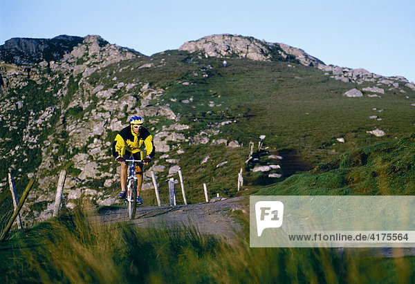 Mountainbiker  One Mans Pass  Slieve League  County Donegal  Irland