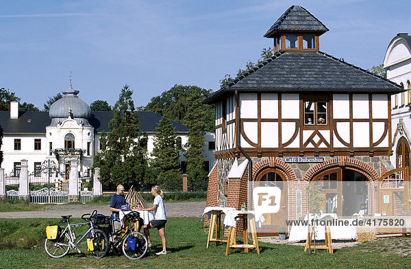 Radfahrer  Blücherhof  Cafe Dubenhus  Mecklenburg-Vorpommern  Deutschland