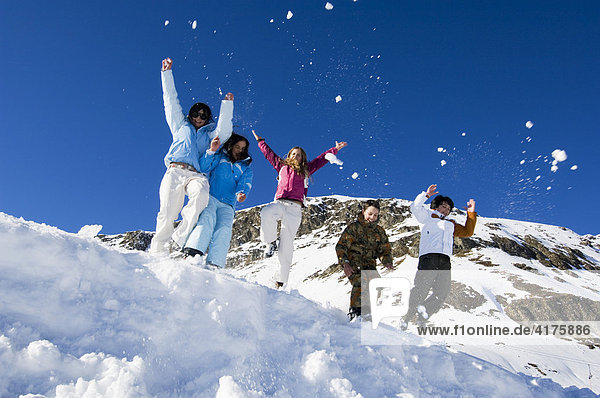 Kinder spielen im Schnee  Galtür  Tirol  Österreich