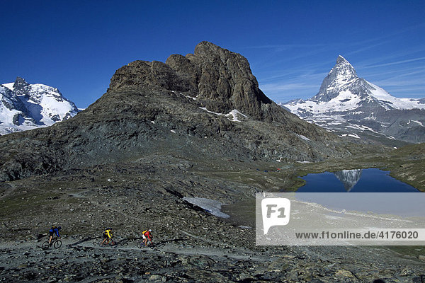 Mountainbiker  Riffelsee  Riffelhorn  Matterhorn  Zermatt  Wallis  Schweiz