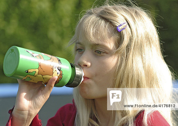 Mädchen trinkt aus trinkflasche