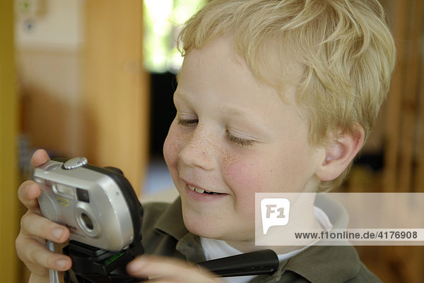Junge fotografiert mit digitalkamera