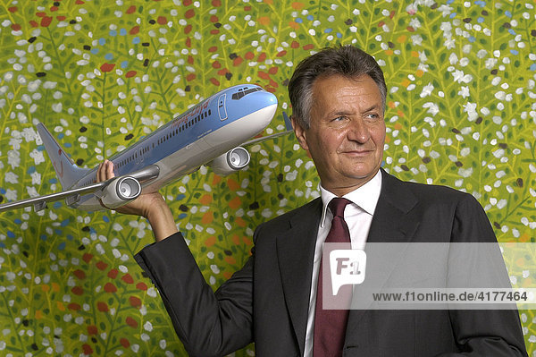 Michael Frenzel  CEO Vorstand der TUI AG  mit einem Flugzeugmodell