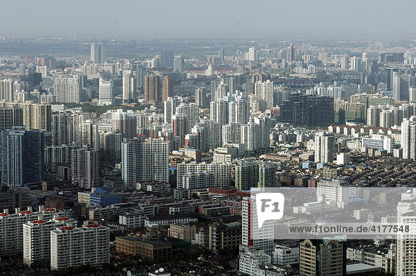 Blick von Oriental Pearl Tower auf die Skyline von Shanghai  China