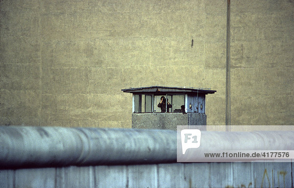 Berliner Mauer mit Wachturm  vor 1989  Berlin  Deutschland
