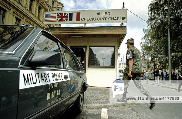 Alliierter Grenzkontrollpunkt Checkpoint Charlie  ca. 1990  Berlin  Deutschland