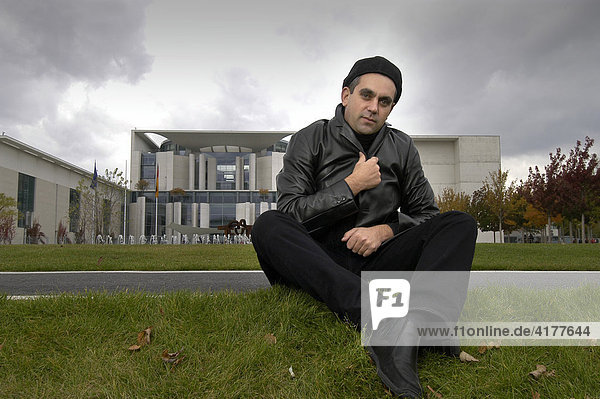 Author Wladimier Kaminer in front of the Federal Chancellery  Berlin  Germany