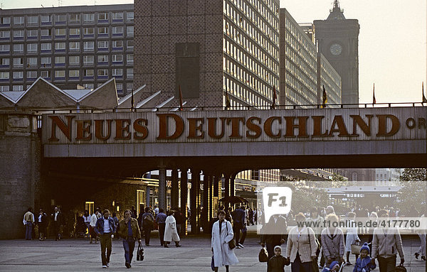Strassenszene am Alexanderplatz in Ostberlin  Deutschland  DDR