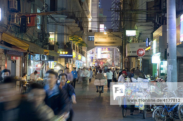 Abends auf einer Seitenstrasse der Nanjing Lu Nanjing Straße  größte Einkaufsstraße von Shanghai  China