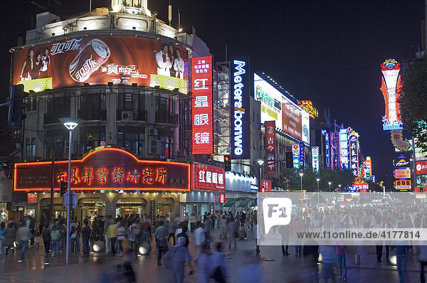 Abends auf der Nanjing Lu Nanjing Straße  größte Einkaufsstraße von Shanghai  China