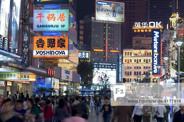 Abends auf der Nanjing Lu Nanjing Straße  größte Einkaufsstraße von Shanghai  China