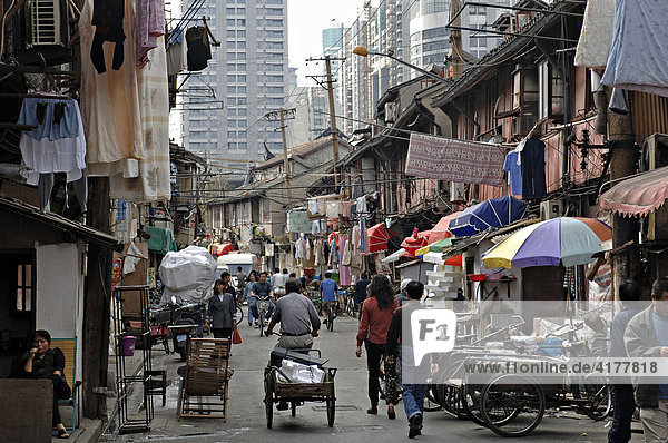 Straßenszene in der Altstadt von Shanghai  China