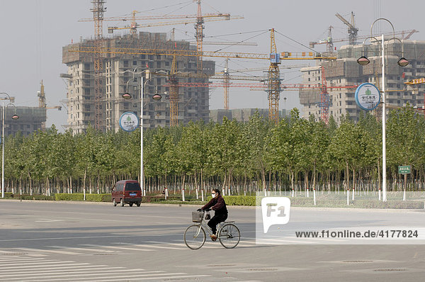 Radfahrer vor Baustellen-Skyline in Peking  Beijing  China