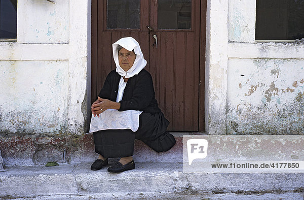 Alte Frau vor ihrem Haus  Korfu  Griechenland