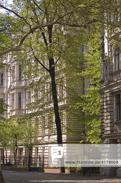 Fassaden von Altbauimmobilien in Kreuzberg  Berlin  Deutschland