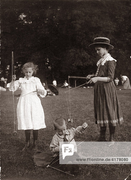 'Kinder im Treptower Park  1910