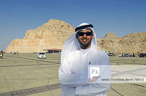 Reiseleiter in traditioneller Kleidung auf dem Berg Jebel Hafeet  Emirat Abu Dhabi  Vereinigte Arabische Emirate  VAE  Asien