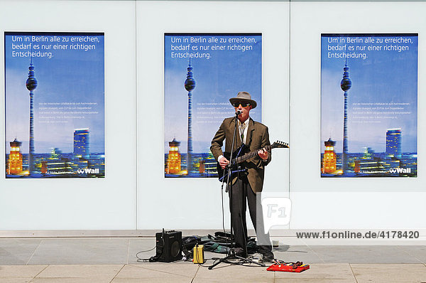Straßenmusiker vor einem Plakat mit dem Berliner Fernsehturm  Alexanderplatz  Berlin  Deutschland  Europa