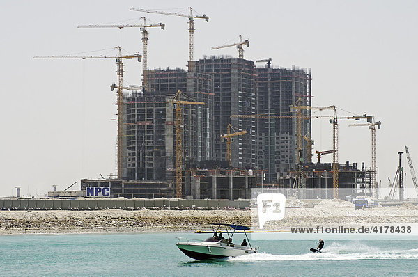 Wassersport vor einer Großbaustelle im Emirat Abu Dhabi  Vereinigte Arabische Emirate  VAE  Asien
