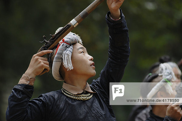 Mann der Basha Minderheit bei einer Schießzeremonie  Basha  Guizhou  Südchina  China