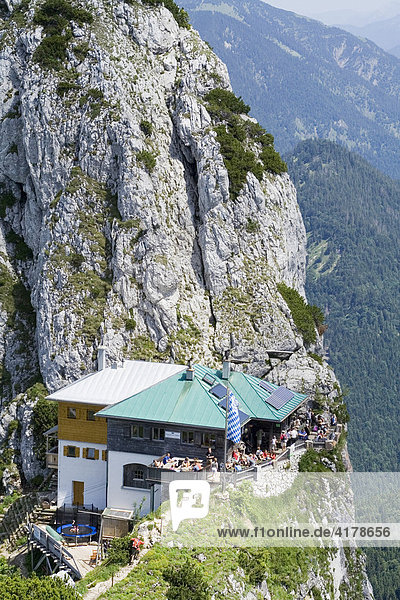 Tegernseer Hütte mit Buchstein Oberbayern Bayern Deutschland