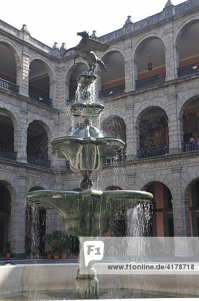 Brunnen im Innenhof  Palacio Nacional  Zocalo  Mexiko-City  Mexiko  Nordamerika