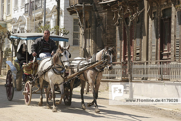 Pferdkutsche auf einer der autofreien Prinzeninseln im Marmarameer  Türkei
