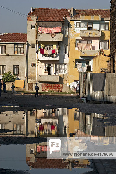 Stadtansicht mit Spiegelung  Istanbul  Türkei