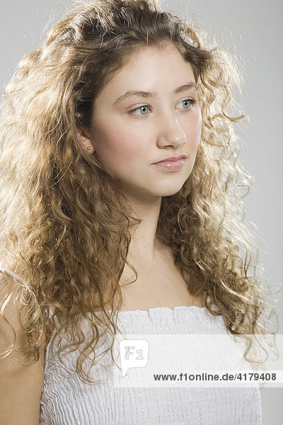 Portrait einer jungen Frau mit gelockten Haaren